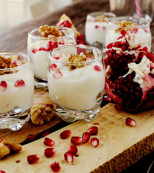 Postre de yogur con nueces y granada enfoque selectivo —  Fotos de Stock