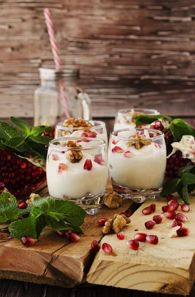 yoğurt tatlı ceviz ve nar seçici odak