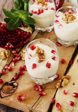 yoğurt tatlı ceviz ve nar seçici odak