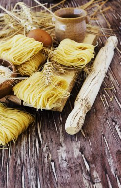 Pişmemiş makarna un masada, seçici odak ile