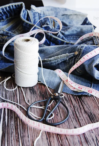 Tahta bir masanın üzerinde yatan kot yığını