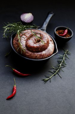 bir dökme demir tava, seçici odak üzerinde çiğ Dana sosis