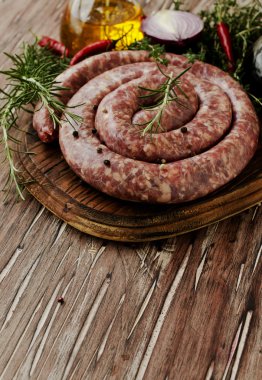 bir dökme demir tava, seçici odak üzerinde çiğ Dana sosis