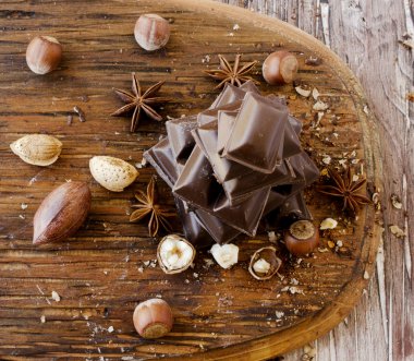 fındık ve tarçın ile çikolata parçaları
