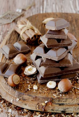 fındık ve tarçın ile çikolata parçaları