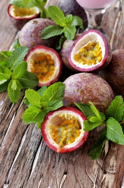 sulu meyve Granadilla ahşap bir masa üzerine nane ile