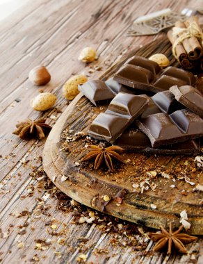 fındık ve tarçın ile çikolata parçaları