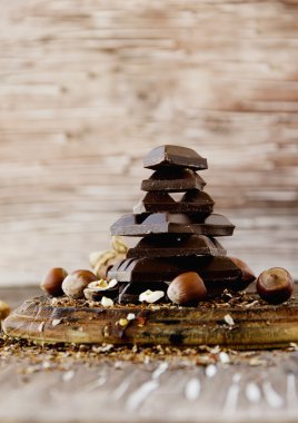 fındık ve tarçın ile çikolata parçaları