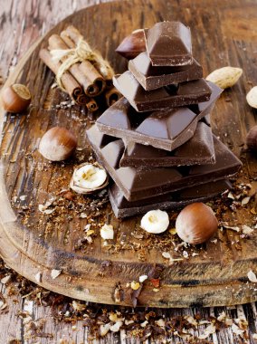 fındık ve tarçın ile çikolata parçaları