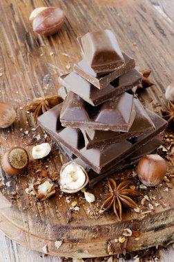 fındık ve tarçın ile çikolata parçaları