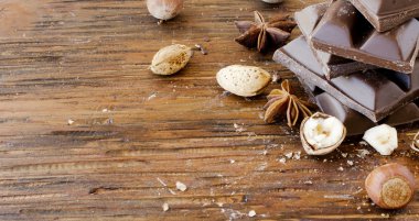 fındık ve tarçın ile çikolata parçaları