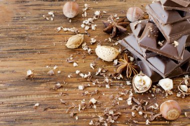 fındık ve tarçın ile çikolata parçaları