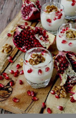 yoğurt tatlı ceviz ve nar seçici odak