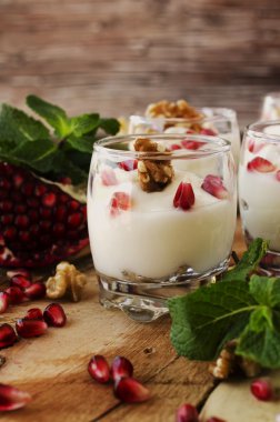 yoğurt tatlı ceviz ve nar seçici odak