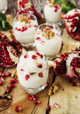 yoğurt tatlı ceviz ve nar seçici odak