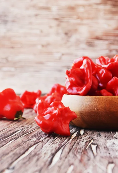 Červené chilli papričky podivné obrazce tabulka, selektivní zaměření — Stock fotografie