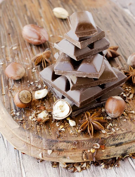 fındık ve tarçın ile çikolata parçaları