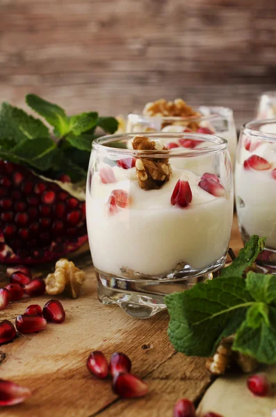 yoğurt tatlı ceviz ve nar seçici odak