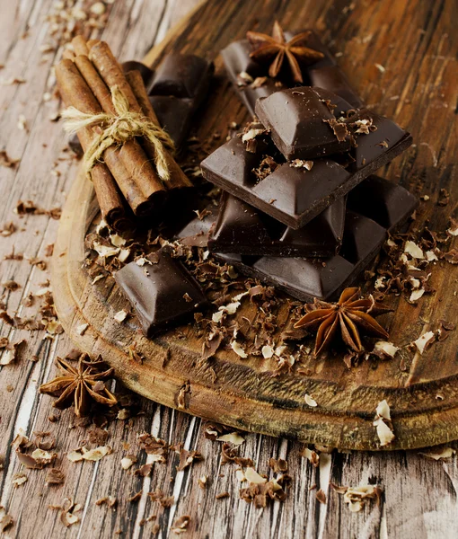 Pedaços de chocolate com nozes e canela — Fotografia de Stock