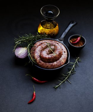 bir dökme demir tava, seçici odak üzerinde çiğ Dana sosis