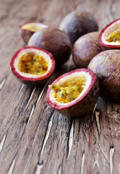 sulu meyve Granadilla ahşap bir masa üzerine nane ile