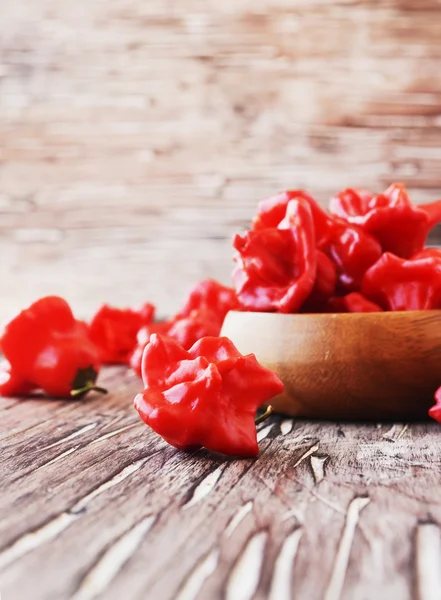 Červené chilli papričky podivné obrazce tabulka, selektivní zaměření — Stock fotografie