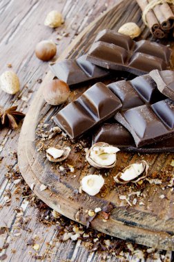 fındık ve tarçın ile çikolata parçaları