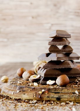 fındık ve tarçın ile çikolata parçaları