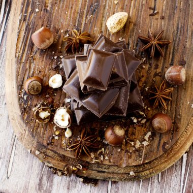 fındık ve tarçın ile çikolata parçaları