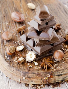 fındık ve tarçın ile çikolata parçaları