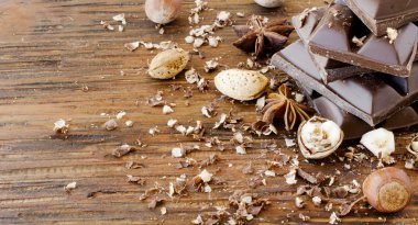 fındık ve tarçın ile çikolata parçaları