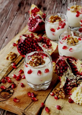 yoğurt tatlı ceviz ve nar seçici odak