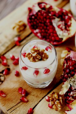 yoğurt tatlı ceviz ve nar seçici odak