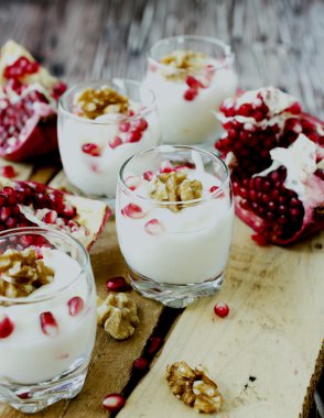 yoğurt tatlı ceviz ve nar seçici odak