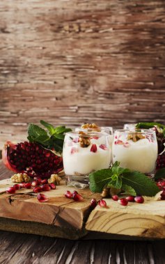 yoğurt tatlı ceviz ve nar seçici odak