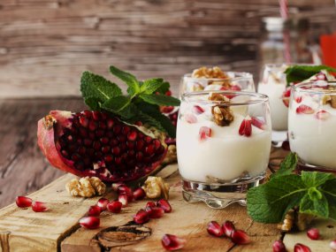 yoğurt tatlı ceviz ve nar seçici odak