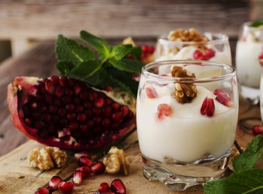 yoğurt tatlı ceviz ve nar seçici odak