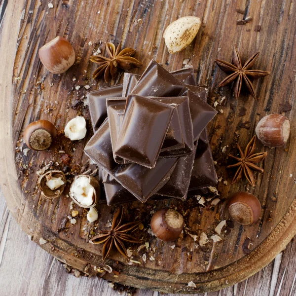 fındık ve tarçın ile çikolata parçaları