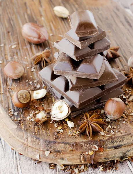 fındık ve tarçın ile çikolata parçaları