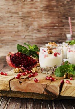 yoğurt tatlı ceviz ve nar seçici odak