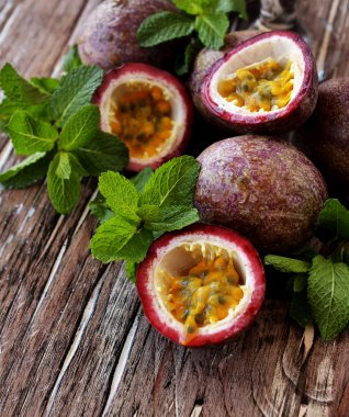 sulu meyve Granadilla ahşap bir masa üzerine nane ile