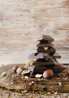 fındık ve tarçın ile çikolata parçaları