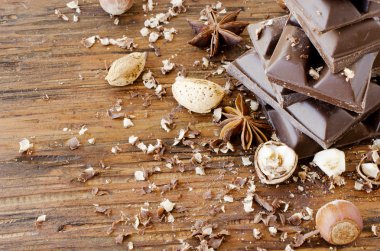 fındık ve tarçın ile çikolata parçaları