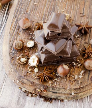 fındık ve tarçın ile çikolata parçaları