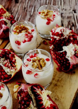yoğurt tatlı ceviz ve nar seçici odak