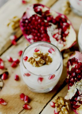 yoğurt tatlı ceviz ve nar seçici odak