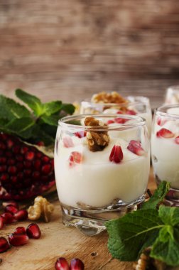 yoğurt tatlı ceviz ve nar seçici odak