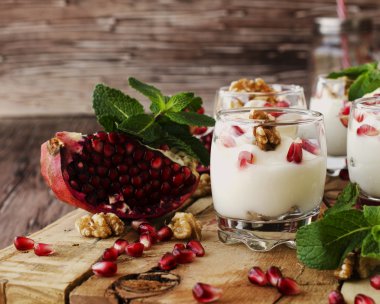 yoğurt tatlı ceviz ve nar seçici odak