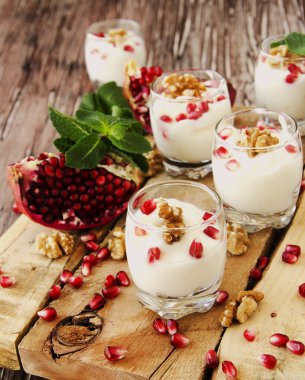 yoğurt tatlı ceviz ve nar seçici odak