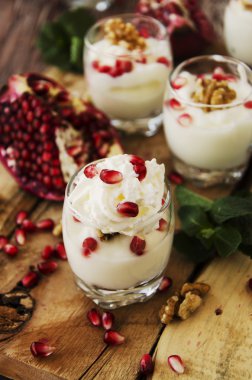 yoğurt tatlı ceviz ve nar seçici odak